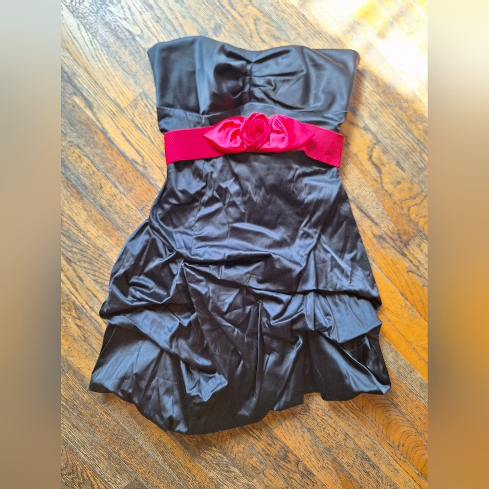 Y2K Strapless Satin Mini Dress Black Red Bow Waist Bubble Hem Size 9 Worn Once